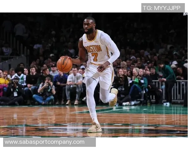 杰伦布朗首节火力全开半场表现出色砍下16分助球队稳住局势